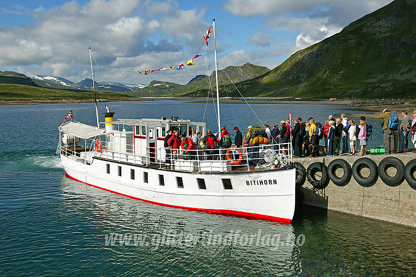 M/B Bitihorn ved kaia ved Bygdin Høyfjellshotell.