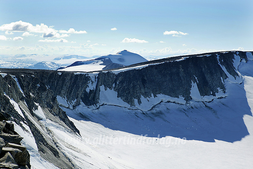 Utsikt fra Midtre Hestbreapiggen (M1, 2160 moh) nedi "Grautfatet", som den innerste botnen av Ytstebreen kalles, mot Vest for Midtre Hestbreapiggen (M2, 2143 moh). Bakenfor reiser seg Vestre Hestbreapiggen (2139 moh).