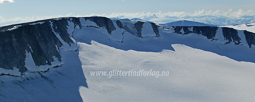 Utsikt fra Midtre Hestbreapiggen (M1, 2160 moh) nedi "Grautfatet", som den innerste botnen av Ytstebreen kalles, mot Vest for Midtre Hestbreapiggen (M2, 2143 moh). Helt i horisonten i midten stikker umiskjennelige Lodalskåpa opp over Jostedalsbreen.