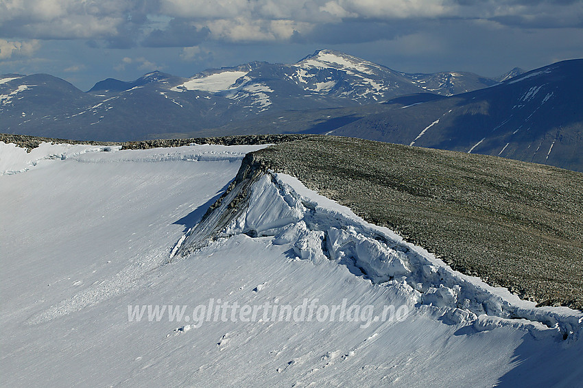 Utsikt fra Midtre Hestbreapiggen (M1, 2160 moh) mot en liten fortopp av Austre Hestbreapiggen. I bakgrunnen reiser Glittertinden (2464 moh) seg over alt annet.