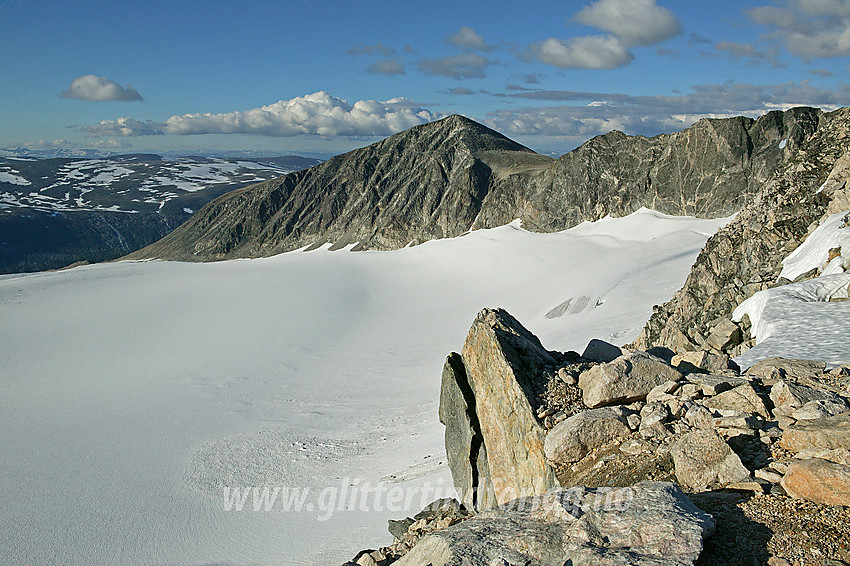 Fra Hestbreapiggen M2 (Vest for Midtre Hestbreapiggen, 2143 moh) tvers over Grautfatet, som den øverste delen av Ytstebreen kalles, mot Store Hestbreapiggen (2172 moh), med N1 (Nord for Midtre Hestbreapiggen, 2131 moh) til høyre.