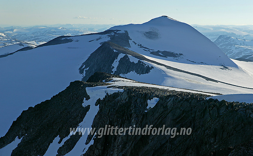 Utsikt fra Vest for Midtre Hestbreapiggen (M2, 2143 moh) mot Vestre Hestbreapiggen (2139 moh).