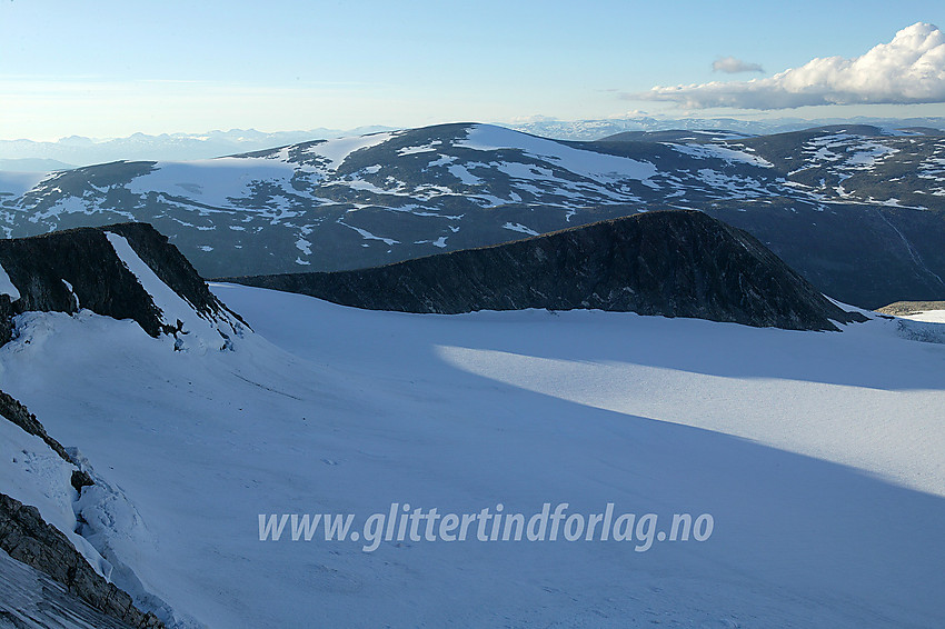 Utsikt fra Vest for Midtre Hestbreapiggen (M2, 2143 moh) mot Vestre Hestbreapiggen (2139 moh).