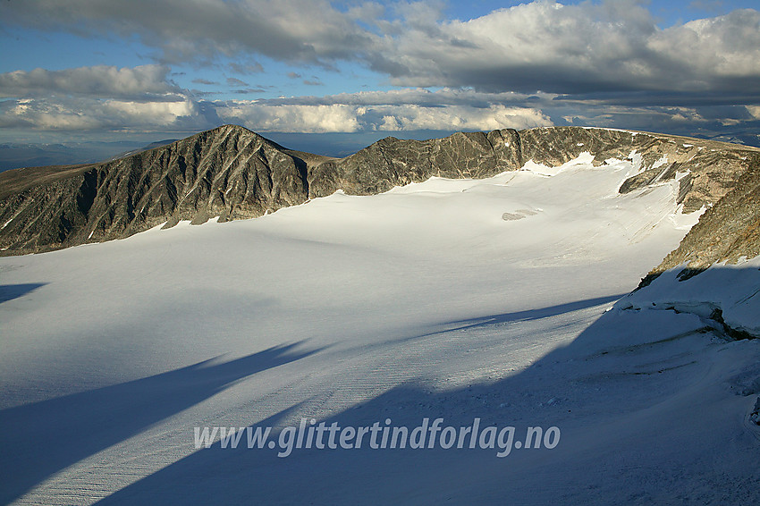 Fra Hestbreapiggen M2 (Vest for Midtre Hestbreapiggen, 2143 moh) tvers over Grautfatet, som den øverste delen av Ytstebreen kalles, mot Store Hestbreapiggen (2172 moh, til venstre), N1 (Nord for Midtre Hestbreapiggen, 2131 moh, i midten) og Midtre Hestbreapiggen (2160 moh, til høyre).