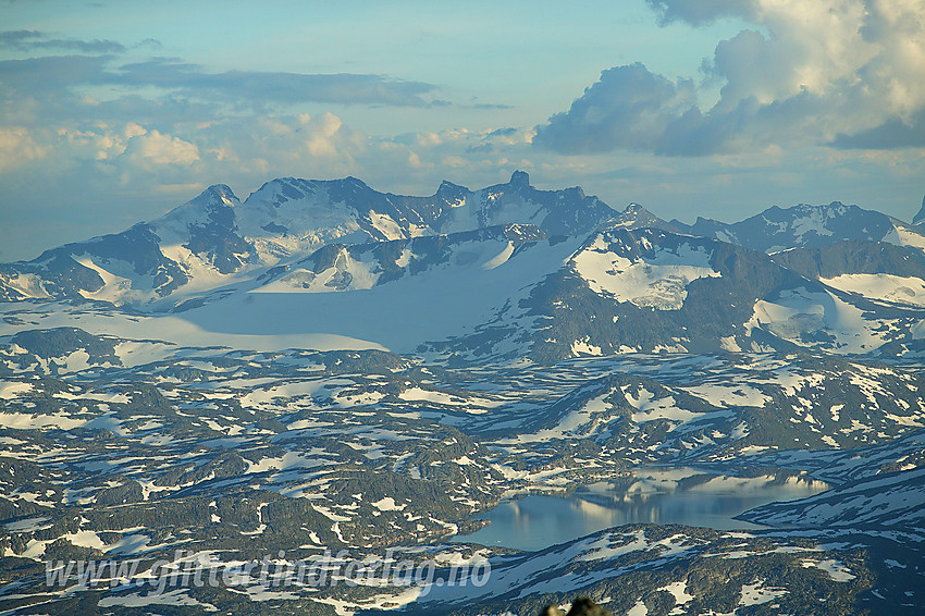 Med telelinse fra Midtre Hestbreapiggen mot Sognefjellet, Fannaråken og Hurrungane for å nevne noe.