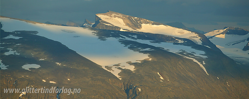 Gjennom telelinsa fra Vest for Midtre Hestbreapiggen (M2, 2143 moh) mot Bukkehøe (2314 moh). I forgrunnen styrter Dumma ned mot Leirdalen og danner Dumfossen i øvre del.