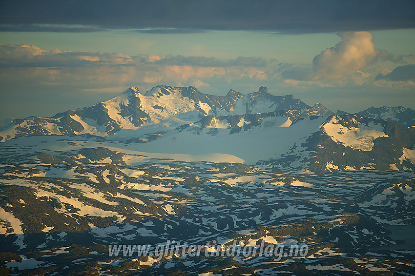 Med telelinse fra Midtre Hestbreapiggen mot Sognefjellet, Fannaråken og Hurrungane for å nevne noe.