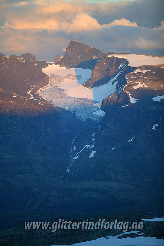 Gjennom telelinsa fra Vest for Midtre Hestbreapiggen (M2, 2143 moh) sørover mot Heimre Illåbrean og Skardstinden (2373 moh), sistnevnte med Dumhøeplatået og Dumhøebrean foran til høyre. 