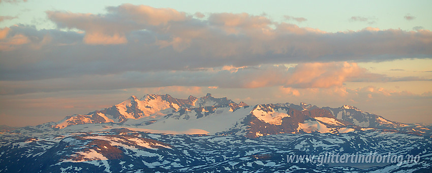 På vei ned sørflanken fra Midtre Hestbreapiggen med utsikt i retning Sognefjellet, Fannaråken og Hurrungane.