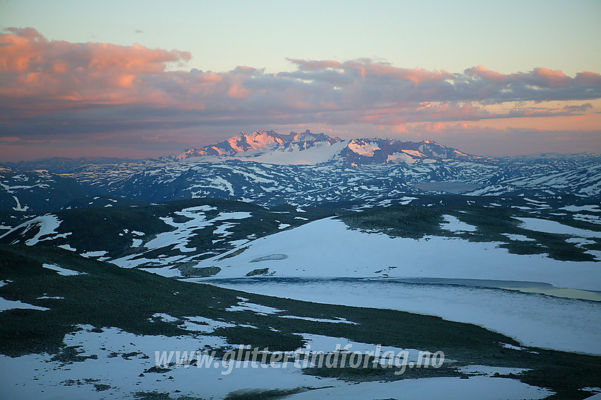 En sommerkveld fra nedstigningen fra Midtre Hestbreapiggen med utsikt i retning Sognefjellet og Hurrungane.