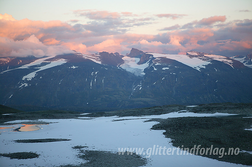 På vei ned fra Midtre Hestbreapiggen med utsikt mot Jotunheimen med Skardstinden (2373 moh) sentralt.