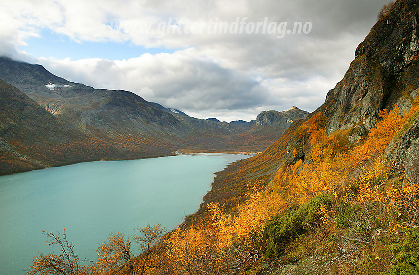 På vei opp Bukkelægret med nydelig utsyn over Gjende. I bakgrunnen Veslådalen og Gjendetunga.