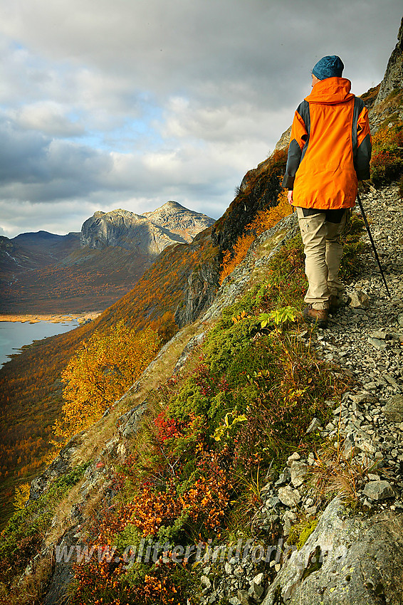 På vei opp Bukkelægret, den bratte stien fra Gjende til Memurutunga. I bakgrunnen Veslådalen og Gjendetunga (1516 moh).