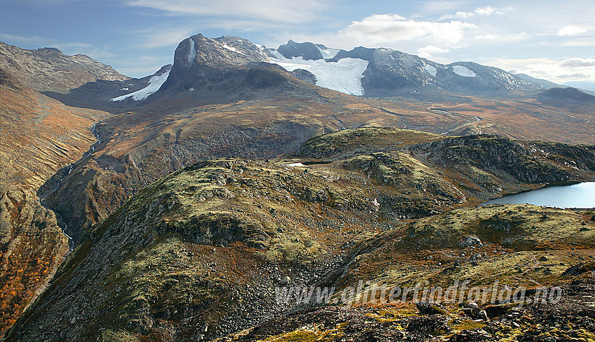 Utsikt fra Gjendetunga i sørlig retning mot Langedalen, Slettmarkhøe (2190 moh i midten), Slettmarkbrean, Slettmarkpiggen (2164 moh) og Slettmarkkampen (2032 moh).