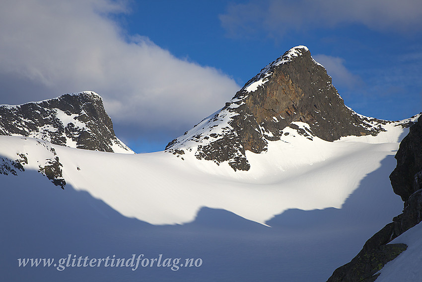 I sørvestflanken under Store Midtmaradalstinden med utsikt oppover Stølsmaradalsbreen mot Austre Ringstinden (2002 moh) badet i morgensol. Midtmaradalsryggen kaster fremdeles lange skygger. I bakgrunnen til venstre ses Midtre Ringstinden (2025 moh).