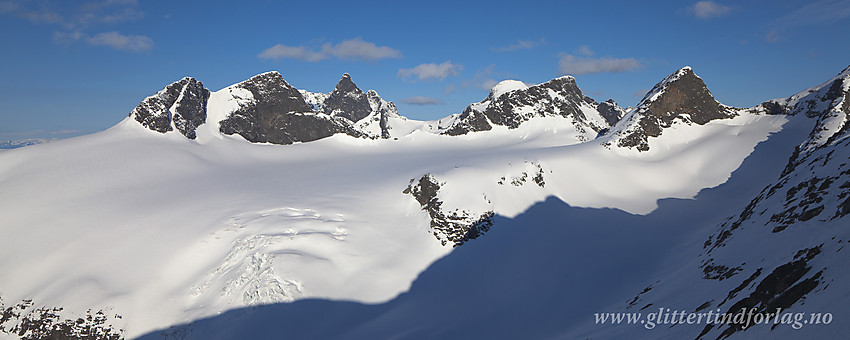 I sørvestflanken under Midtmaradalstindane med utsikt mot Stølsmaradalstinden, Austanbotntindane, og Ringstindane. I forgrunnen ses Stølsmaradalsbreen.