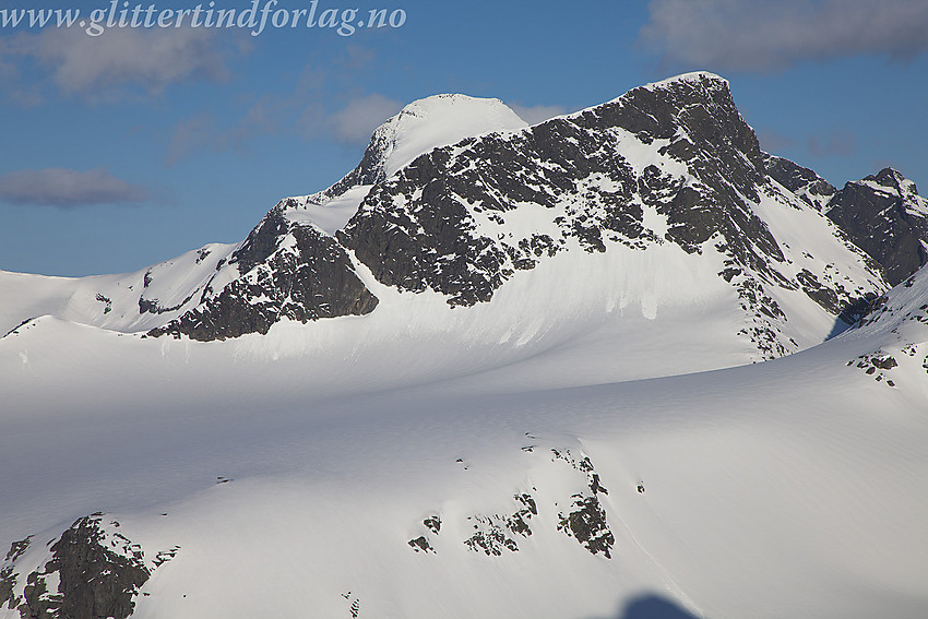 Stølsmaradalsbreen med Midtre (2025 moh) og Store (2124 moh bak) Ringstinden.