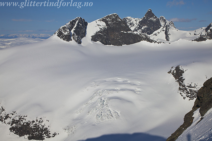 Fra ryggen sørøst for Vetle Midtmaradalstinden mot Stølsmardalsbreen, Stølsmaradalstinden (2026 moh) og Austanbotntindane (2204 moh).