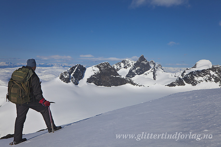 Utsikt vestover fra Vetle Midtmaradalstinden mot bl.a. Stølsmaradalstinden (2026 moh), Austanbotntindane (2204 moh) og Store Ringstinden (2124 moh).