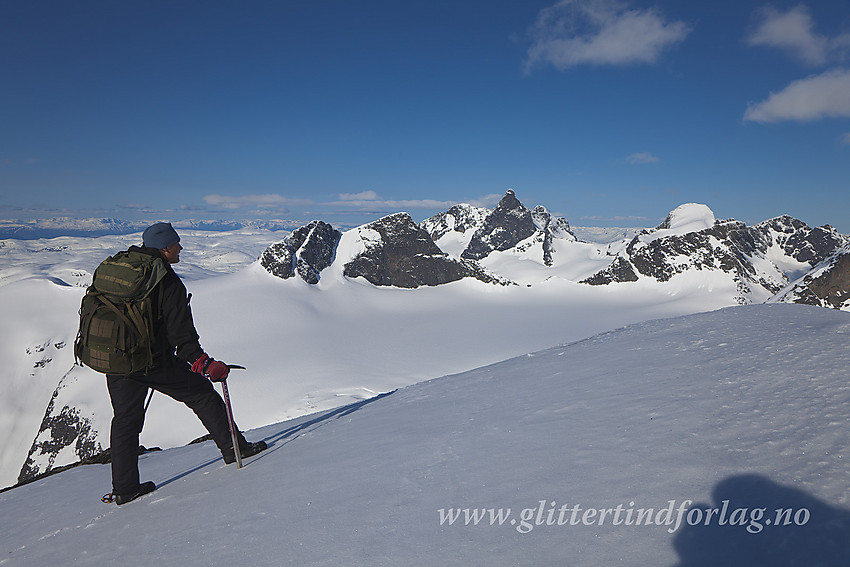 Utsikt fra Vetle Midtmaradalstinden vestover mot Stølsmaradalsbreen, Stølsmaradalstinden, Austanbotntindane, Ringstinder og Soleibotntindane.