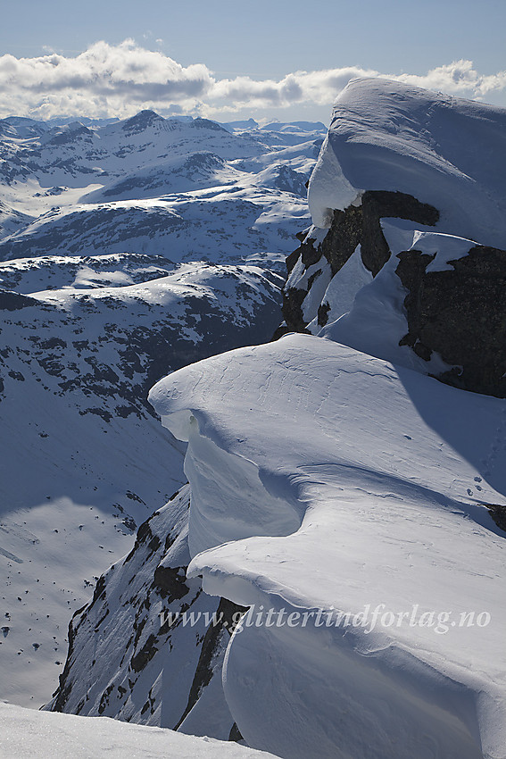 Snøskavler ut mot Midtmaradalen på Vetle Midtmaradalstinden (2017 moh). I bakgrunnen ses Uranostinden (2157 moh).