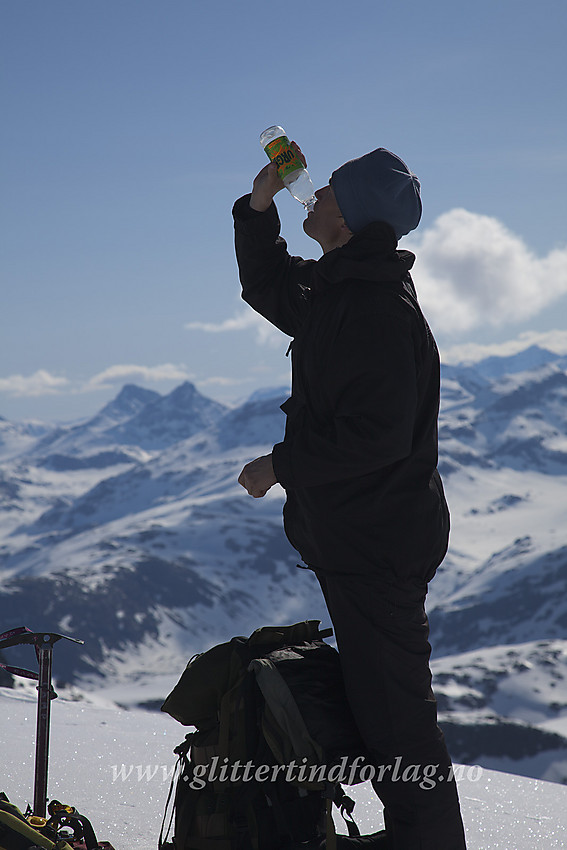 Drikkepause på toppen av Store Midtmaradalstinden (2056 moh).