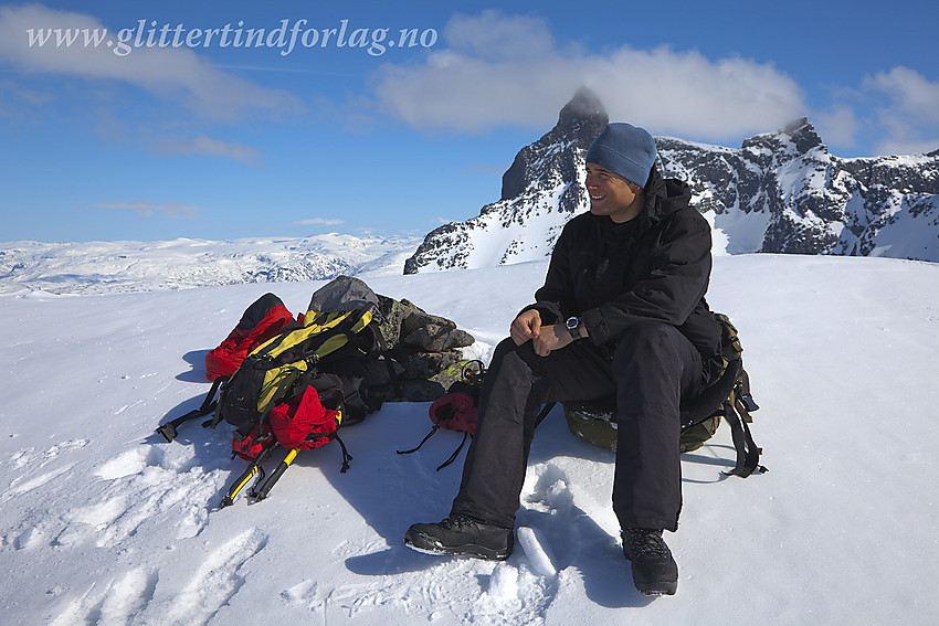 Pause på toppen av Store Midtmaradalstinden (2056 moh). I bakgrunnen bl.a. Store Skagastølstinden og Sentraltind.