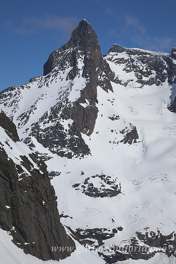 Store Skagastølstinden (2405 moh) sett fra skaret mellom Vetle og Søre Midtmaradalstinden.