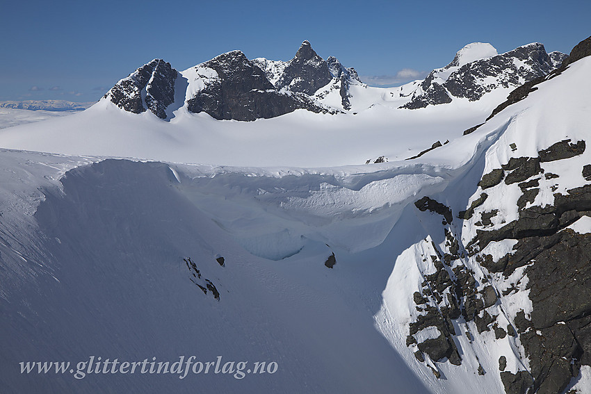 Sadelen mellom Søre og Vetle Midtmaradalstinden med en stor overhengende snøskavl i forgrunnen. I bakgrunnen ses Stølsmaradalsbreen med Stølsmaradalstinden (2026 moh). Videre ses bl.a. Austanbotntindane, Store og Midtre Ringstinden.