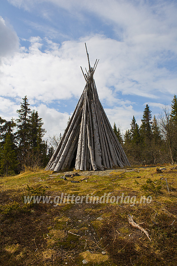 Krigsvarden på Kvithøvd (1001 moh), som er det høyeste punktet på Slidreåsen.