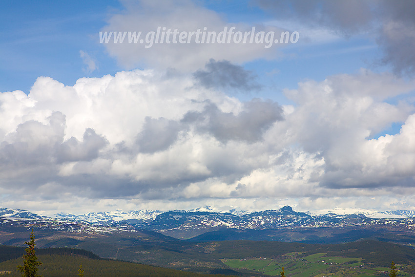 Utsikt fra Kvithøvd (1001 moh) mot Bitihorn (1608 moh) og de sørlige Gjendealpene, som forsvinner i skyene.