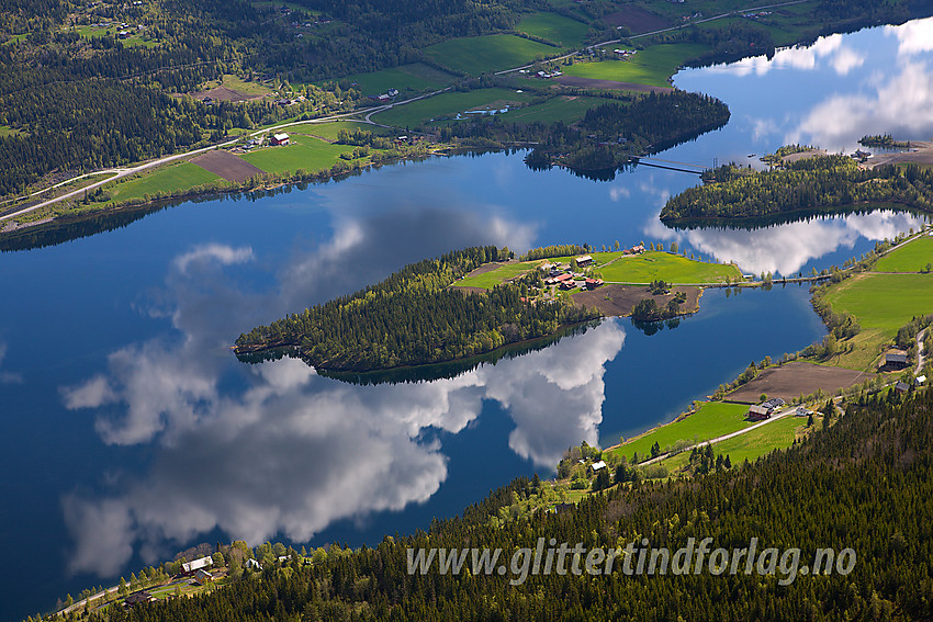 Ved stupet på Olberg med utsikt over Slidrefjorden, der skyene speiler seg i vannet.