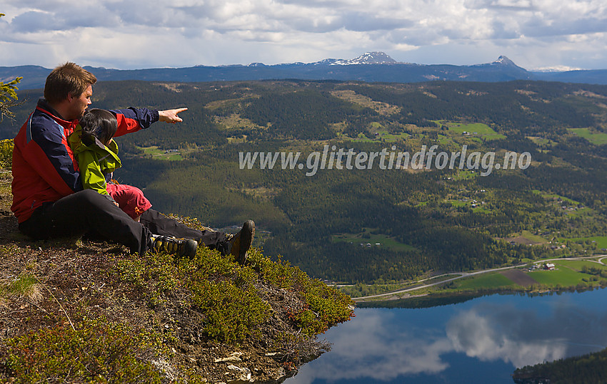 Ved stupet på Olberg med utsikt utover Slidrefjorden mot Mellene.