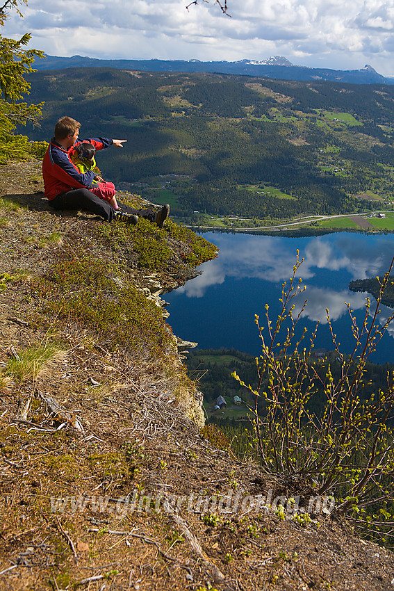 Ved stupet på Olberg med utsikt utover Slidrefjorden mot Mellene.