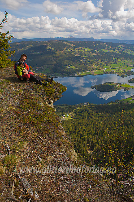 Ved stupet på Olberg med utsikt utover Slidrefjorden mot Mellene.