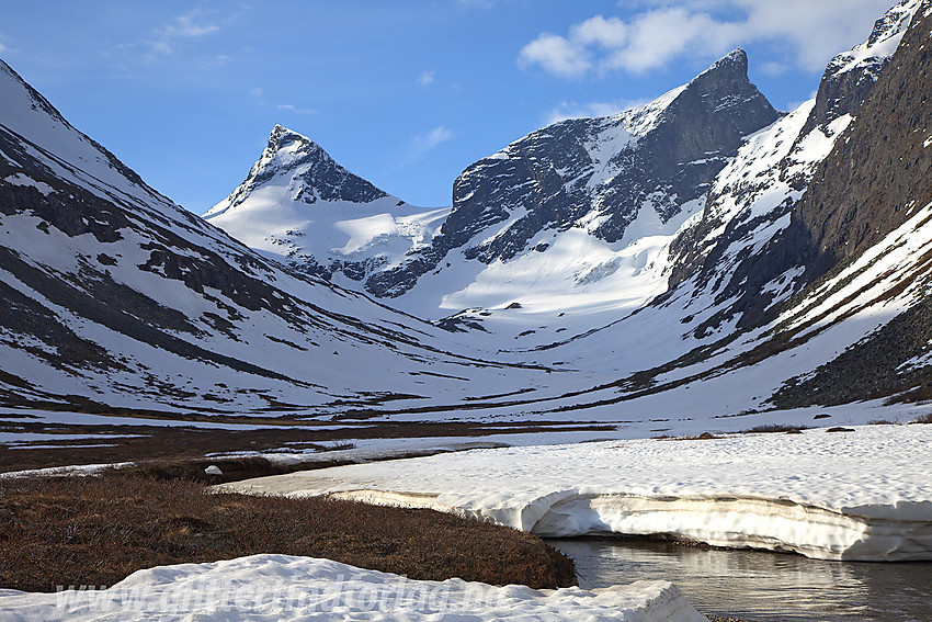 Utsikt innover Ringsdalen mot Midtre (2025 moh) og Store (2124 moh) Ringstinden.