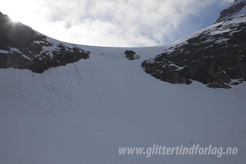 Bratt snøbakke fra Ringsdalen og opp mot breen under Midtre Ringstinden innerst i dalen. Denne bakken er et greit alternativ til normalveien opp i siden litt lenger ute i dalen. Vi gikk opp i høyre del av snøbakken, og det føltes ikke stort verre enn normalveien.