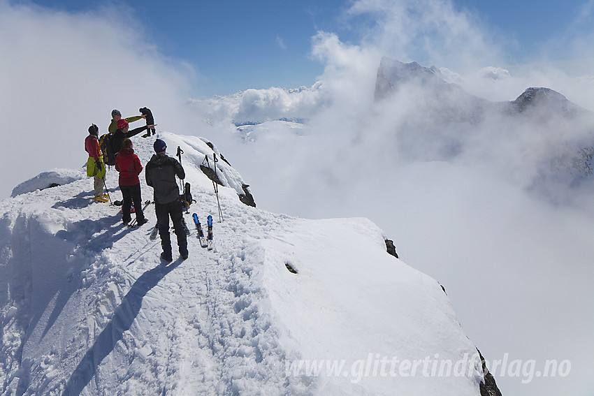 Ivrig fotografering på toppen av Store Ringstinden idet Store Austanbotntinden (2204 moh) dukker frem fra tåkeskyene.