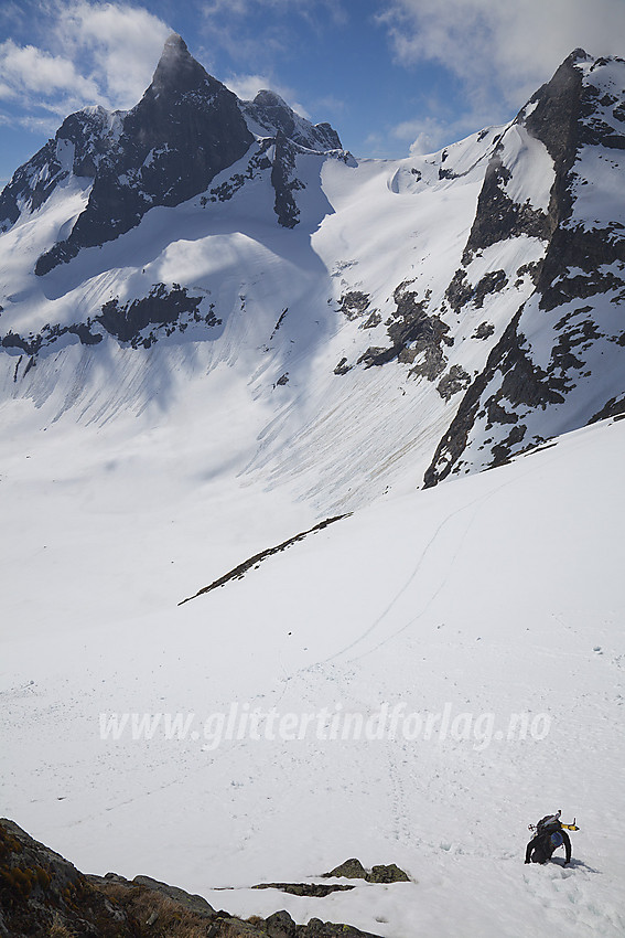 På vei opp mot Vikingskar på ryggen mellom Midtre Ringstinden og Stølsmaradalstinden. I bakgrunnen troner Store Austanbotntinden (2204 moh).