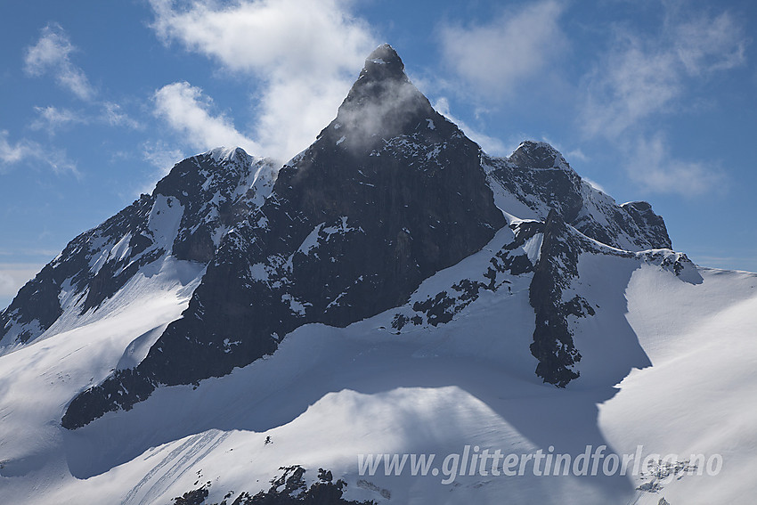 Mektige Austanbotntindmassivet (2204 moh) sett fra Vikingskar på ryggen mellom Midtre Ringstinden og Stølsmaradalstinden.