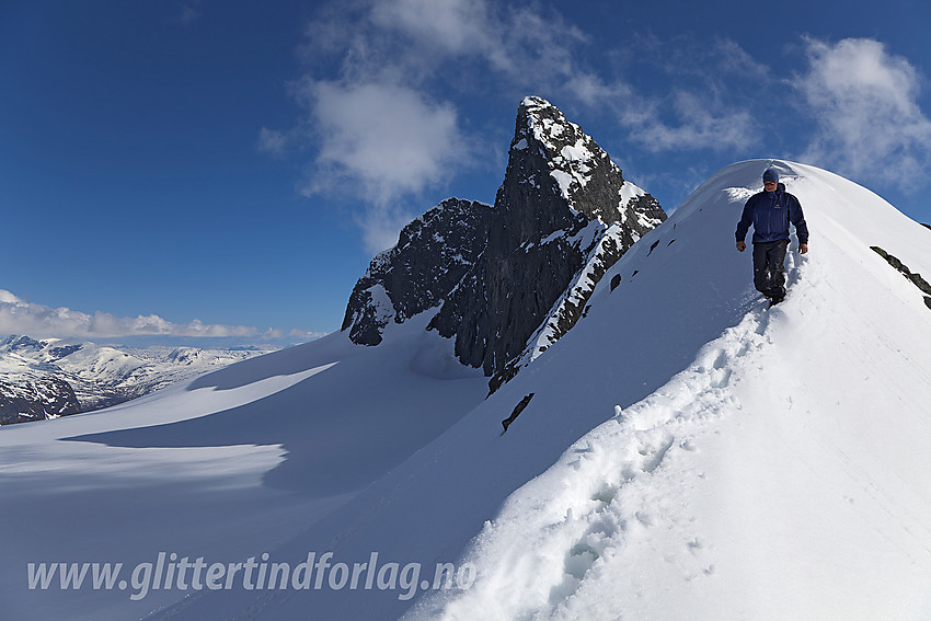 På vei ned fra liten topp nær Vikingskar. I bakgrunnen ses Stølsmaradalstinden (2026 moh) med Stølsmaradalsbreen nede til venstre.