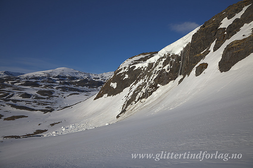 På vei opp mot Smørstabbrean. I bakgrunnen ses dalen oppover mot Leirbrean og lenger bak Veslbreatinden (2092 moh).