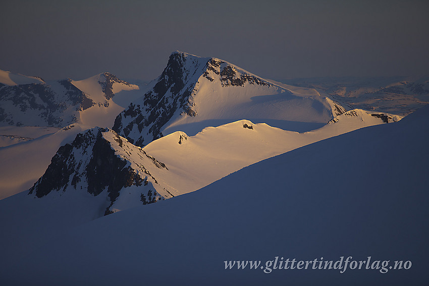 Kveld over Gravdalstinden (2113 moh) samt Søre og Søraustre Smørstabbtinden.