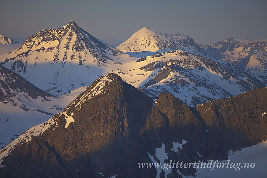 Fra Veslebjørn Nord mot Stetinden (2020 moh), Visbreatinden (2234 moh) og Semeltinden (2236 moh), for å nevne noe, en junikveld.