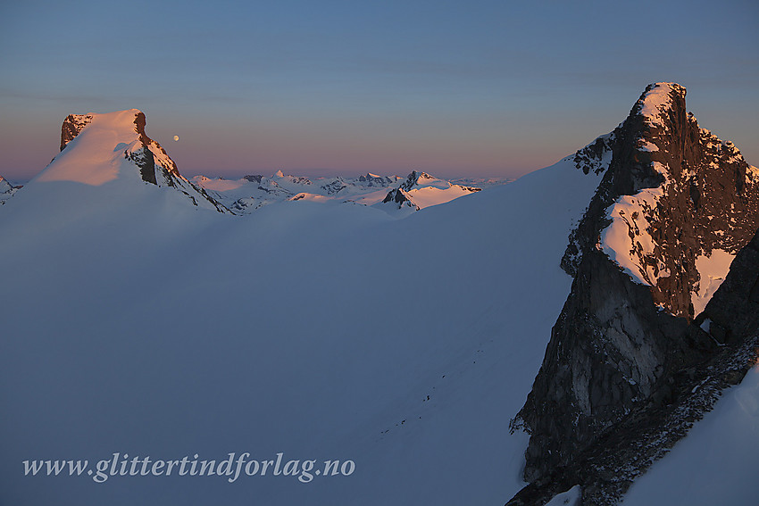 Fra Veslebjørn Nord søover mot Storebjørn (2222 moh), Bjørnebrean, Veslebjørn (2150 moh) og den kvasse Bjørneggen.