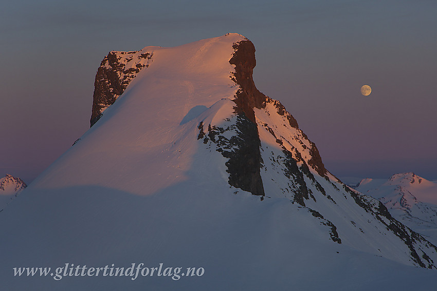 Fra Veslebjørn Nord med utsikt i sørlig retning mot Storebjørn (2222 moh) og fullmånen.