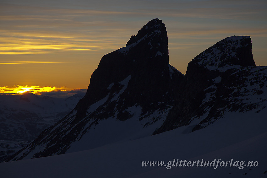 Fra Bjørnskardet mot silhuetten til Store Smørstabbtinden (2208 moh) og Kniven (2133 moh).