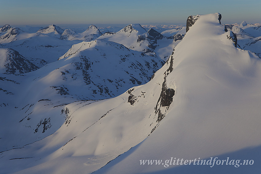 Fra Sokse mot Storebjørn og videre innover i Jotunheimen en flott junimorgen.