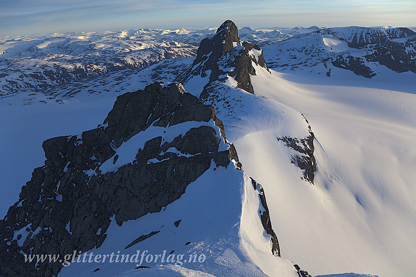 Fra Sokse med "Nordkloa" i forgrunnen. Videre ser man rekka med Sauen (2077 moh), Kniven (2133 moh) og Store Smørstabbtinden (2208 moh). Til høyre bølger flata på Storbrean.