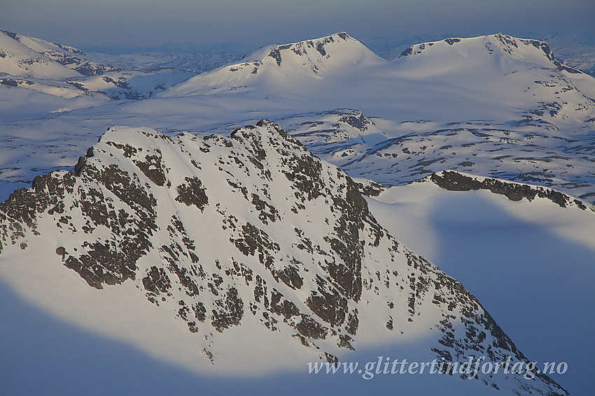 Fra Sokse en herlig junimorgen med utsikt til Skeie (2118 moh) og videre tvers over Sognefjellet til Fannaråken (2068 moh).